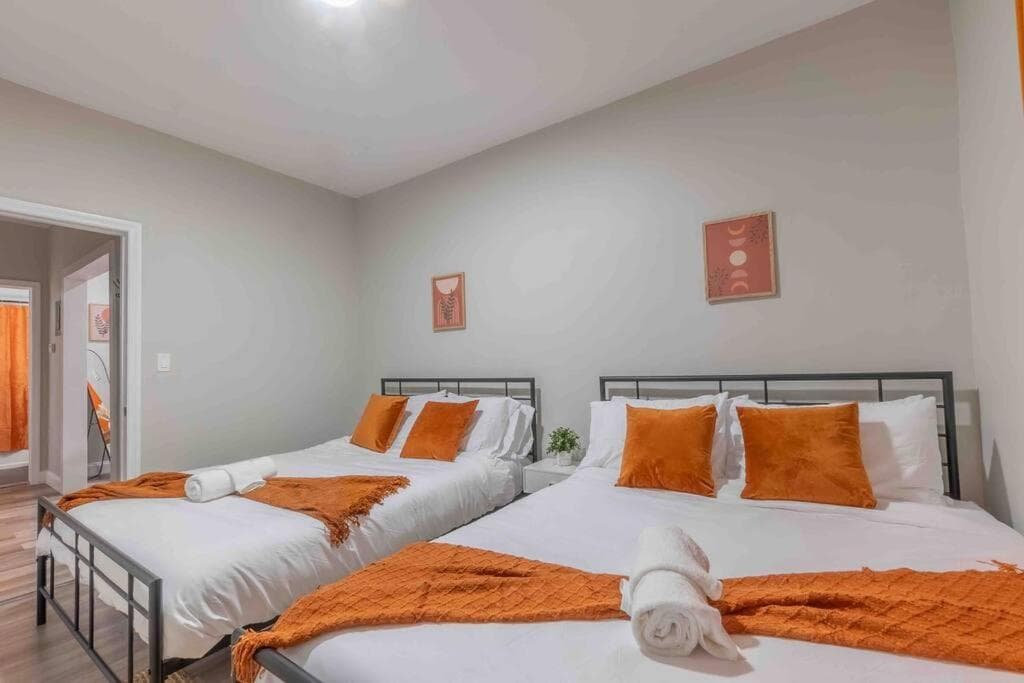 Pumpkin Premise by Airport, 5 beds, Sleeps 8, Book 7 days, Get 20 Percent OFF