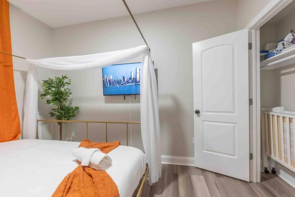 Pumpkin Premise by Airport, 5 beds, Sleeps 8, Book 7 days, Get 20 Percent OFF