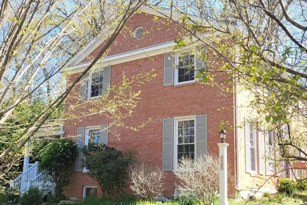 Garrett Park - 2 Bedroom Basement Apartment