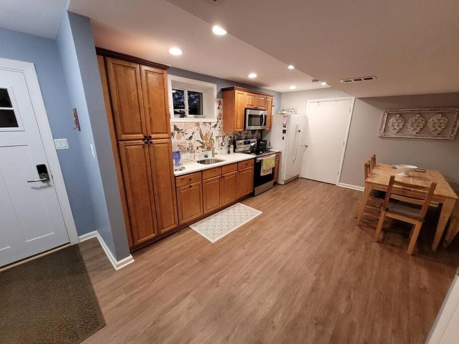 Garrett Park - 2 Bedroom Basement Apartment