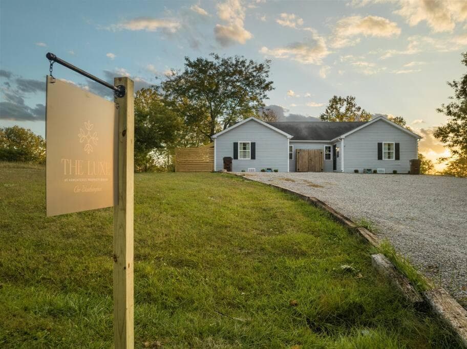 The Luxe/Hot Tub/ Putt Putt/10 Mins Shaker Village