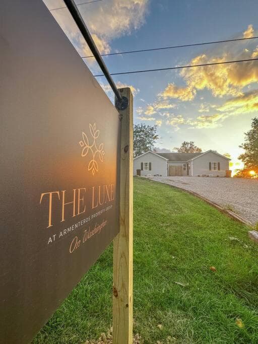 The Luxe/Hot Tub/ Putt Putt/10 Mins Shaker Village