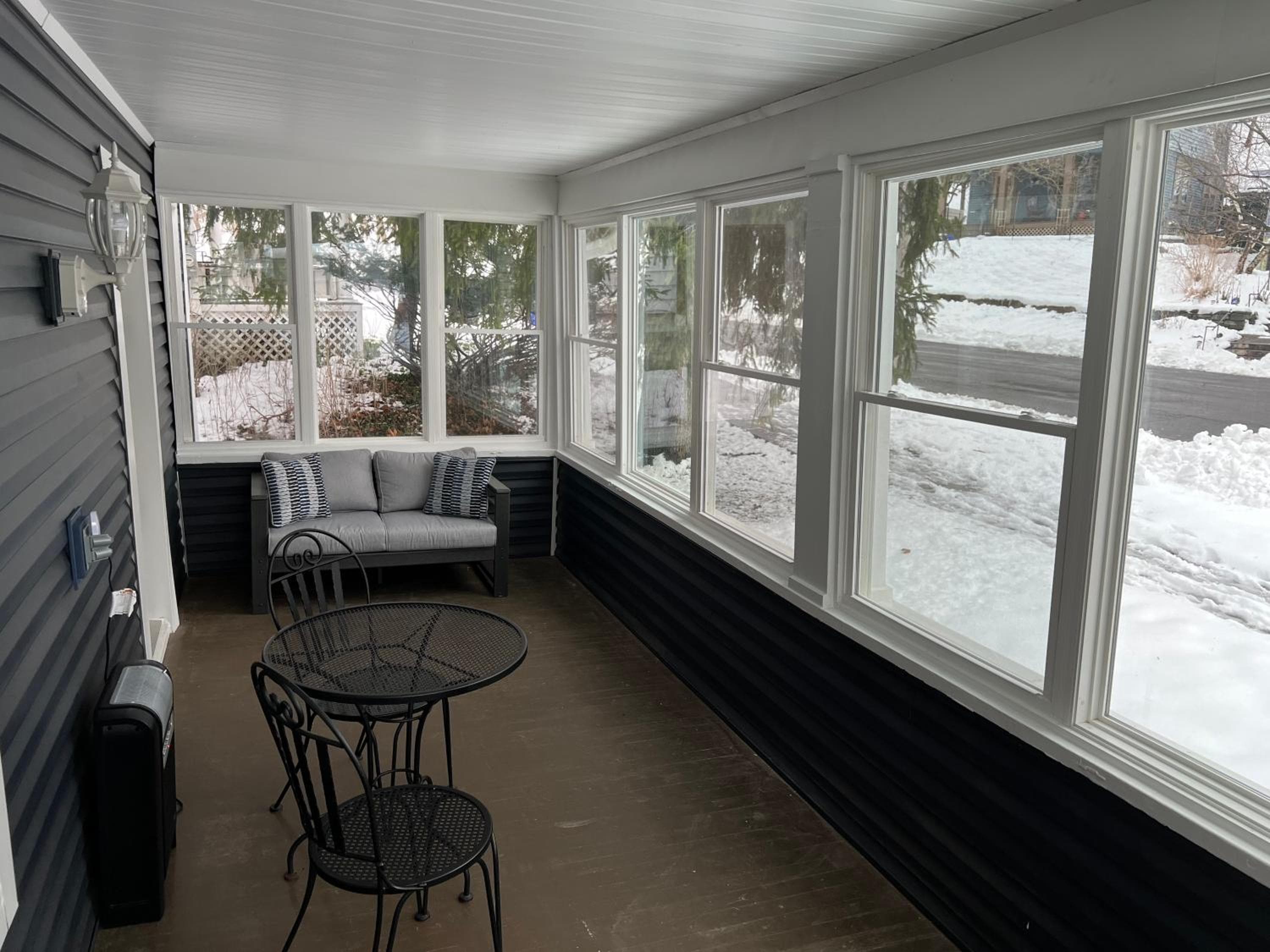 Spacious 5 Bed 2 Bath near Syracuse University and Downtown Syracuse With Lots of Amenities and Free Parking