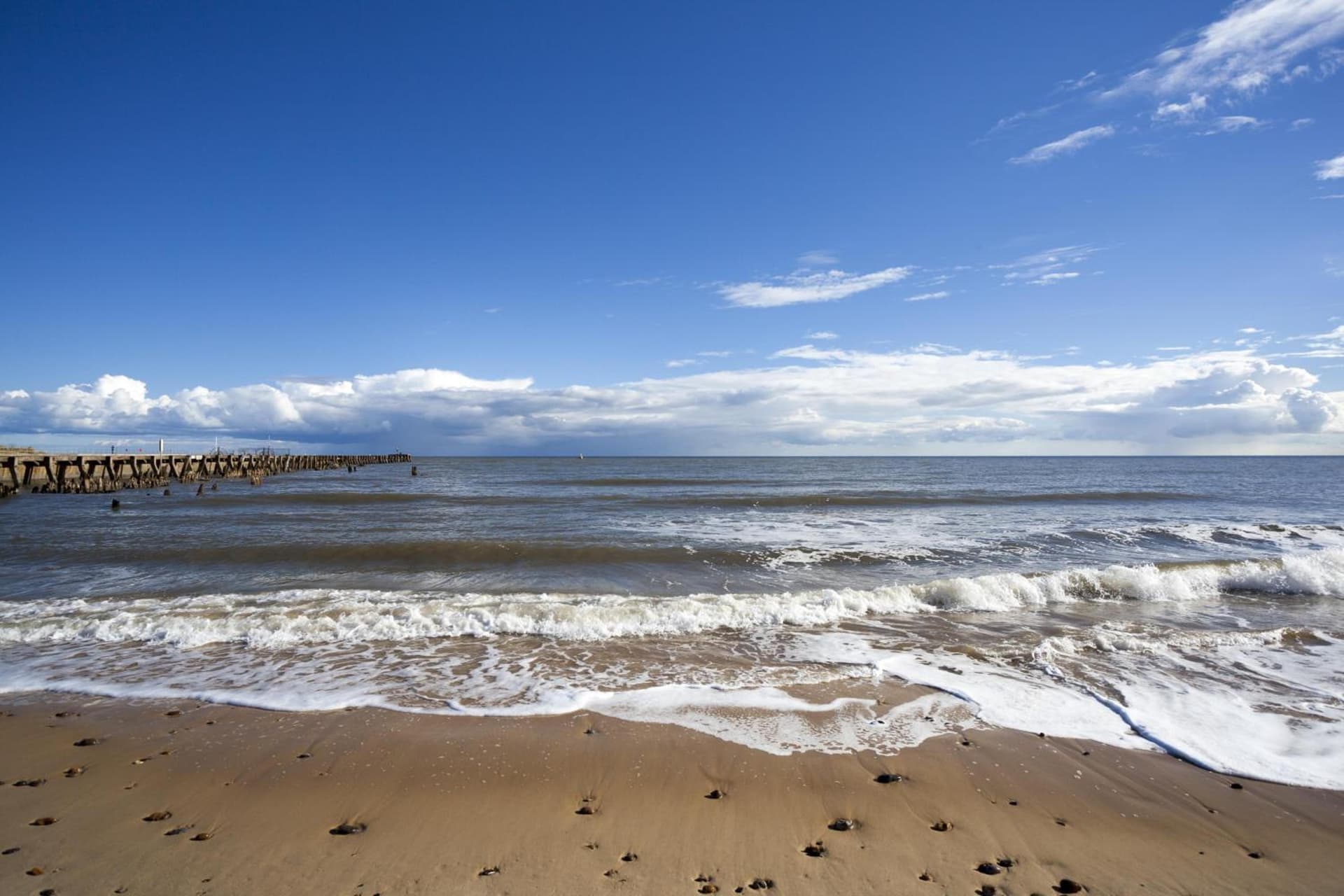Great Caravan With Wifi And Decking At Dovercourt Holiday Park Ref 44006C