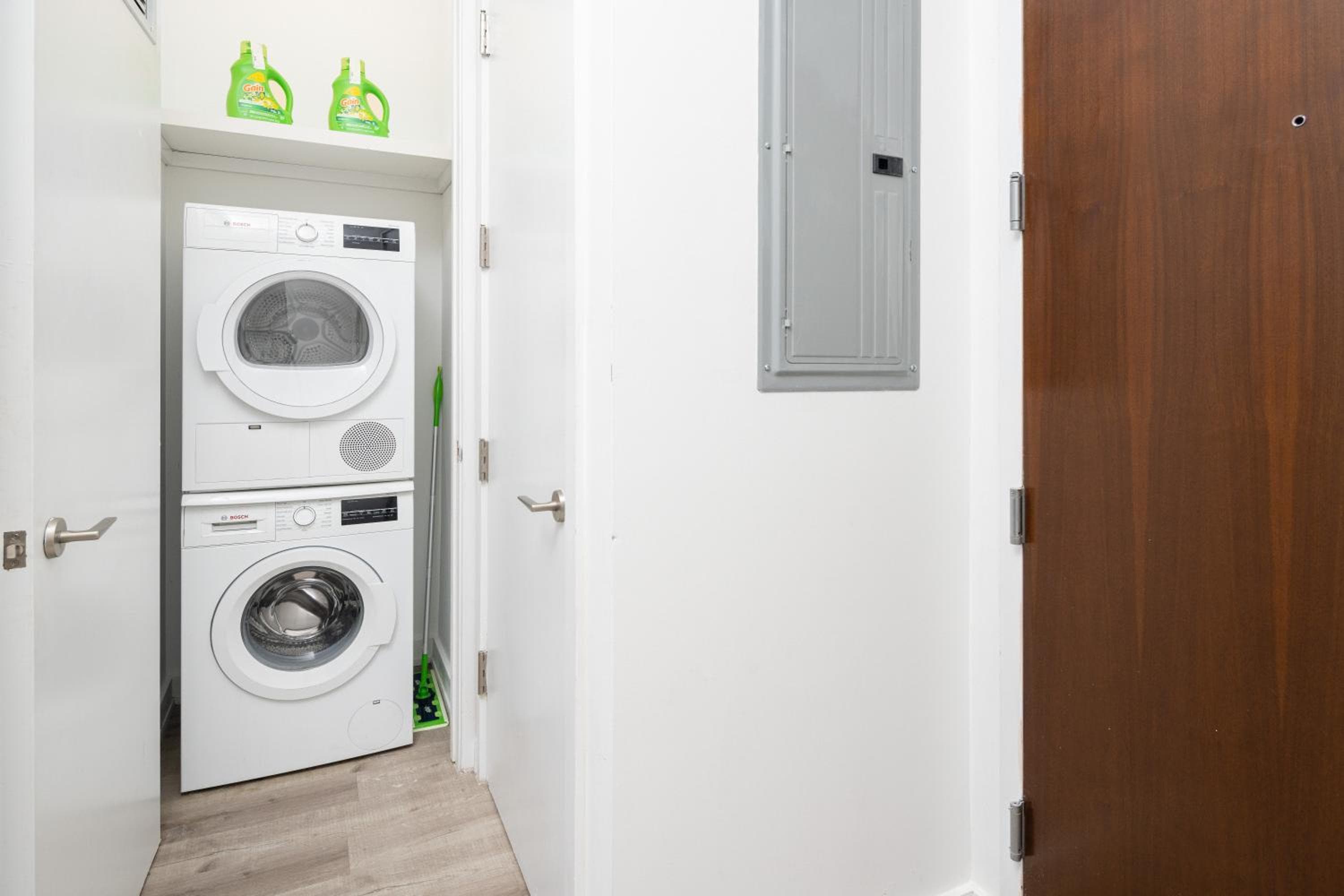 Chic 1BD with Rooftop W/D in Unit Downtown