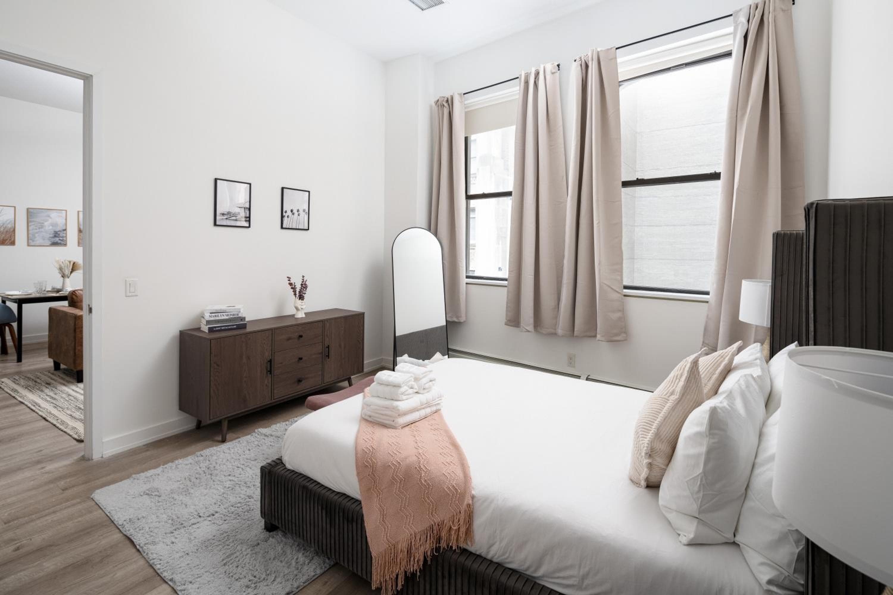 Chic 1BD with Rooftop W/D in Unit Downtown