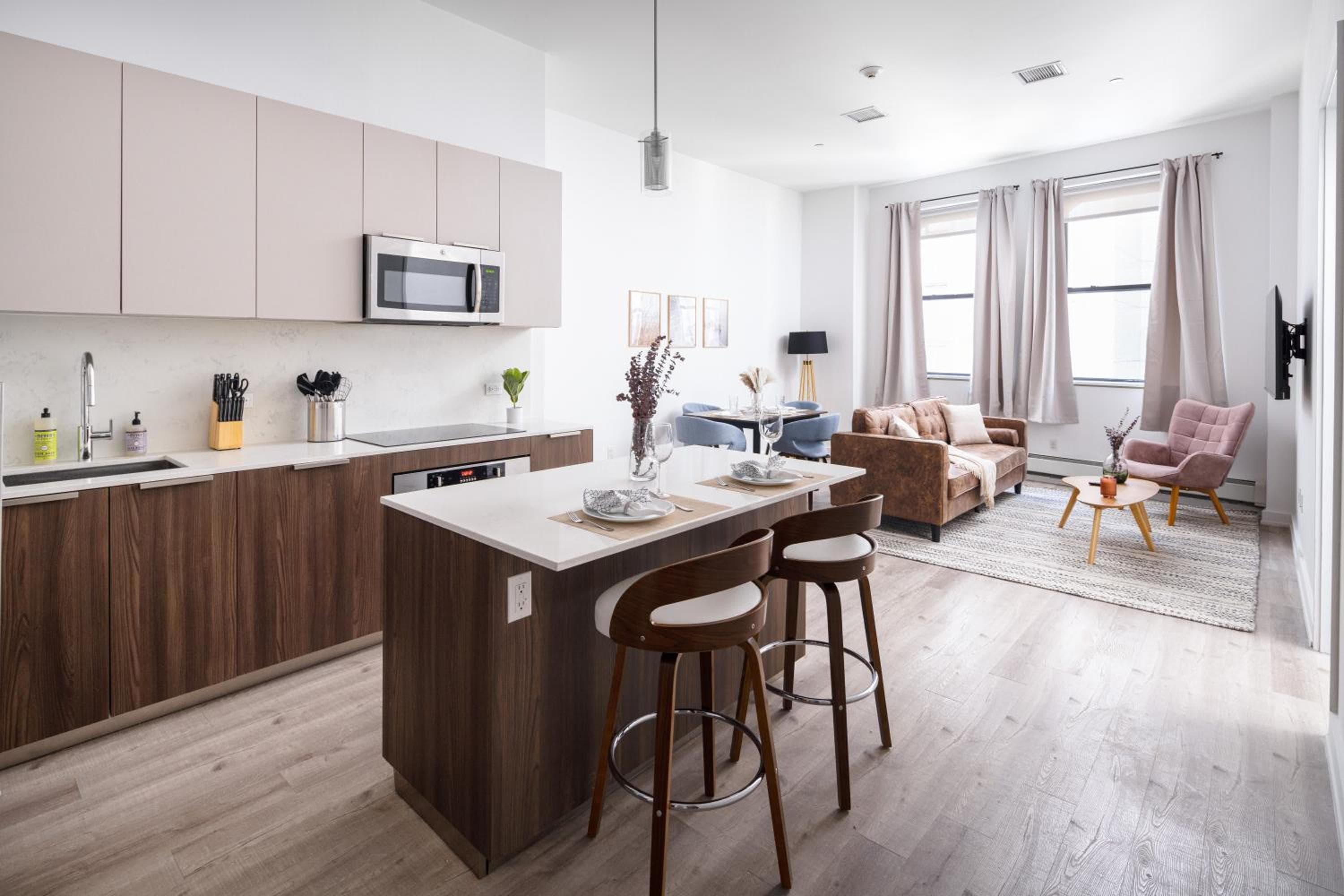Chic 1BD with Rooftop W/D in Unit Downtown