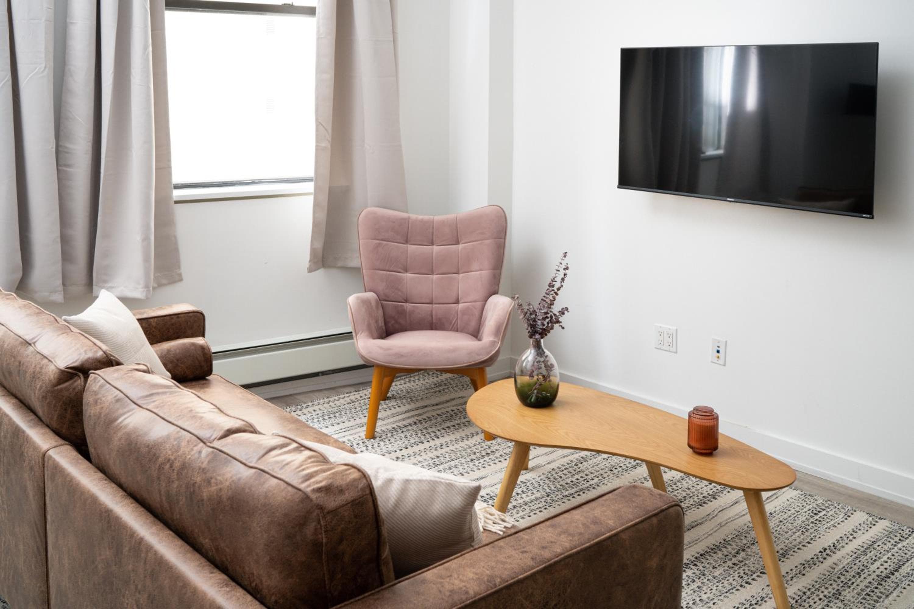 Chic 1BD with Rooftop W/D in Unit Downtown