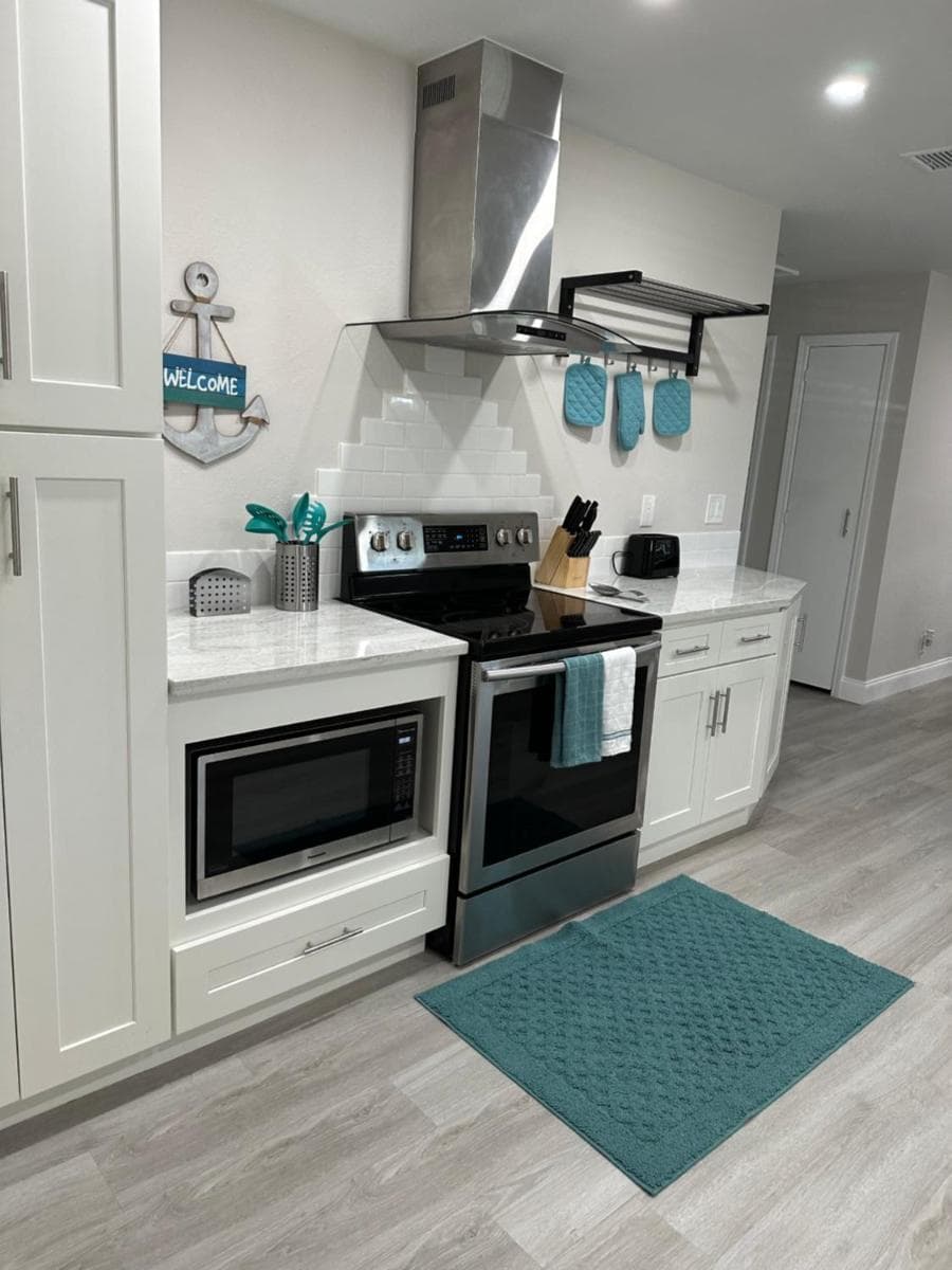 Newly remodeled, Cozy Cottage in North Palm Beach