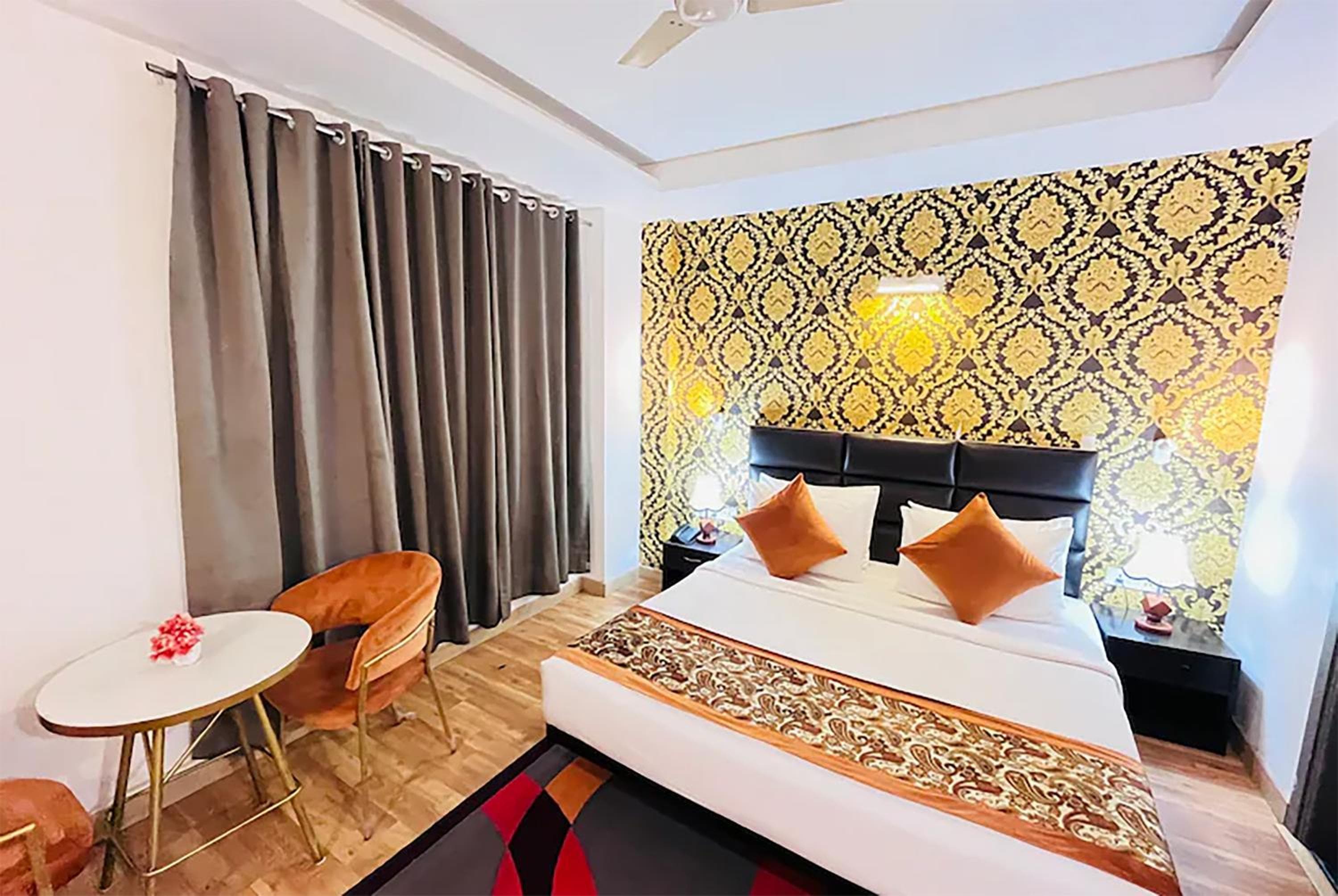 Qotel Comfort AT Residency Kaushambi Anand Vihar