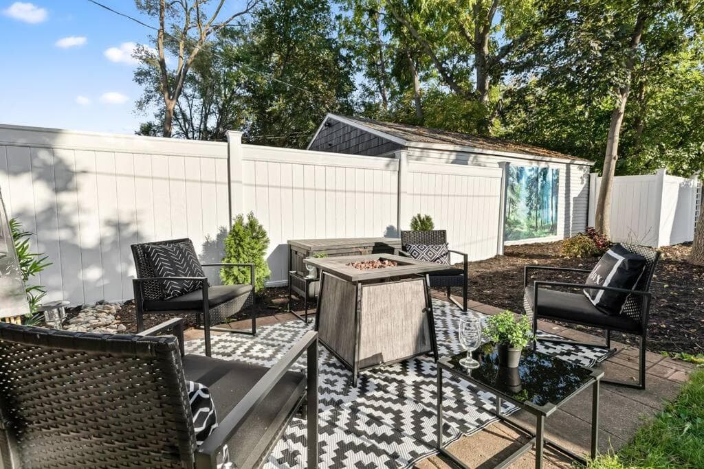 Relaxing~ Hot Tub ~ Hideout with Home theatre & arcade games!
