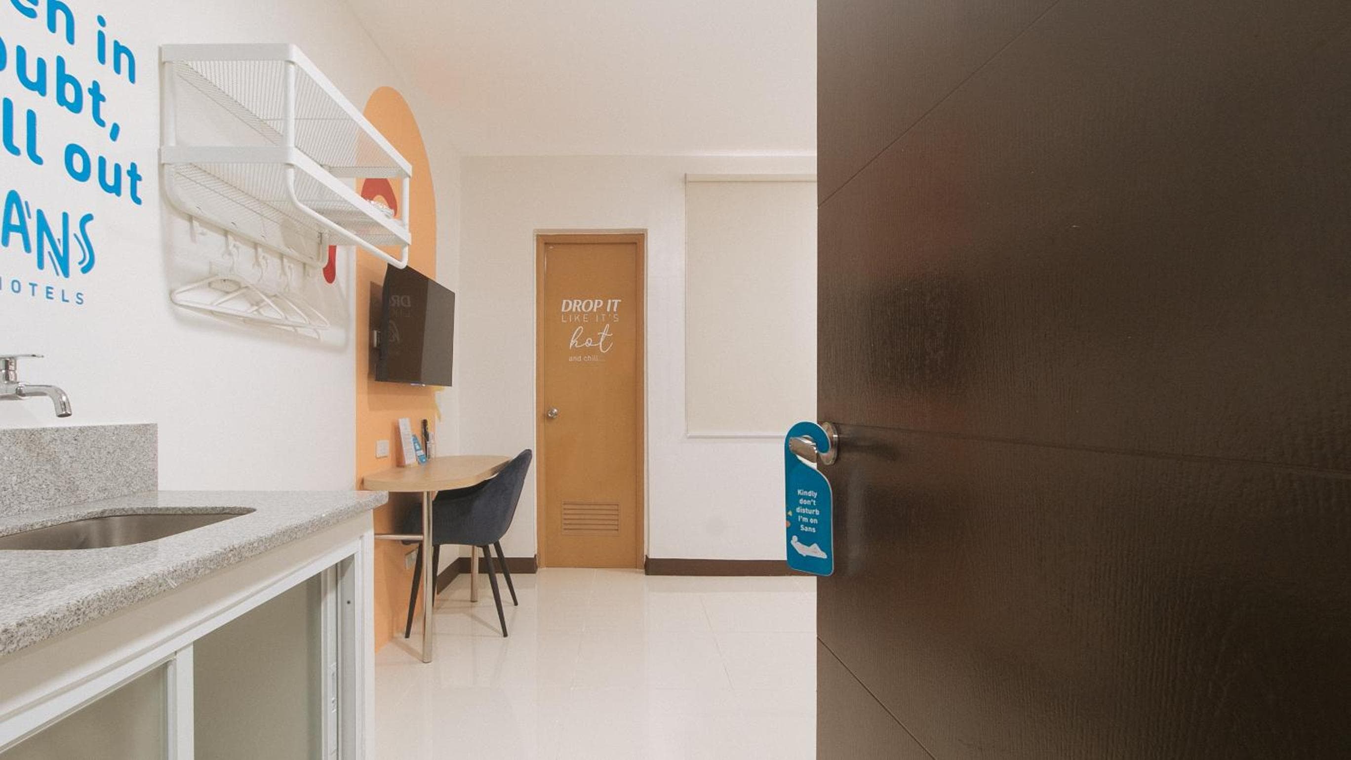 Sans Hotel at One JD Place Makati by RedDoorz
