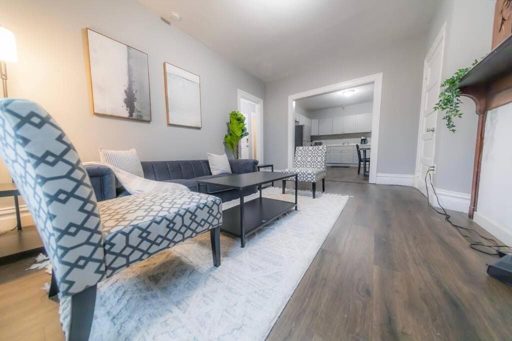 Large 3BDRM Close to Universities, Hospitals & Downtown