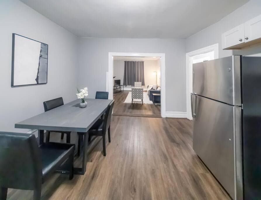 Large 3BDRM Close to Universities, Hospitals & Downtown