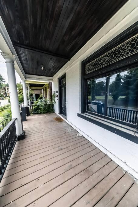 Large 3BDRM Close to Universities, Hospitals & Downtown