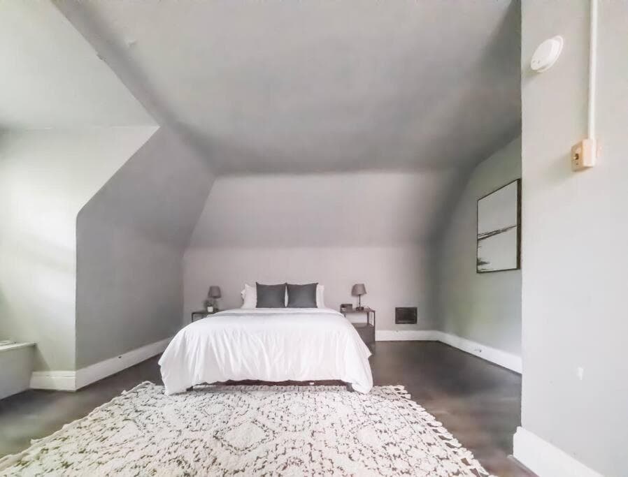 Large 3BDRM Close to Universities, Hospitals & Downtown