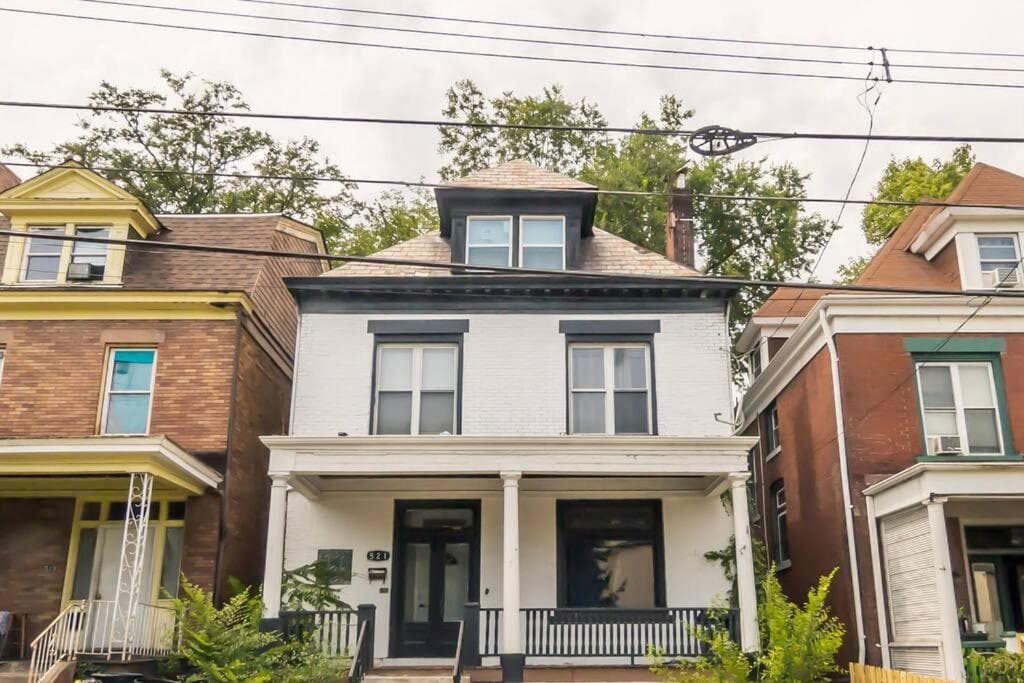 Large 3BDRM Close to Universities, Hospitals & Downtown