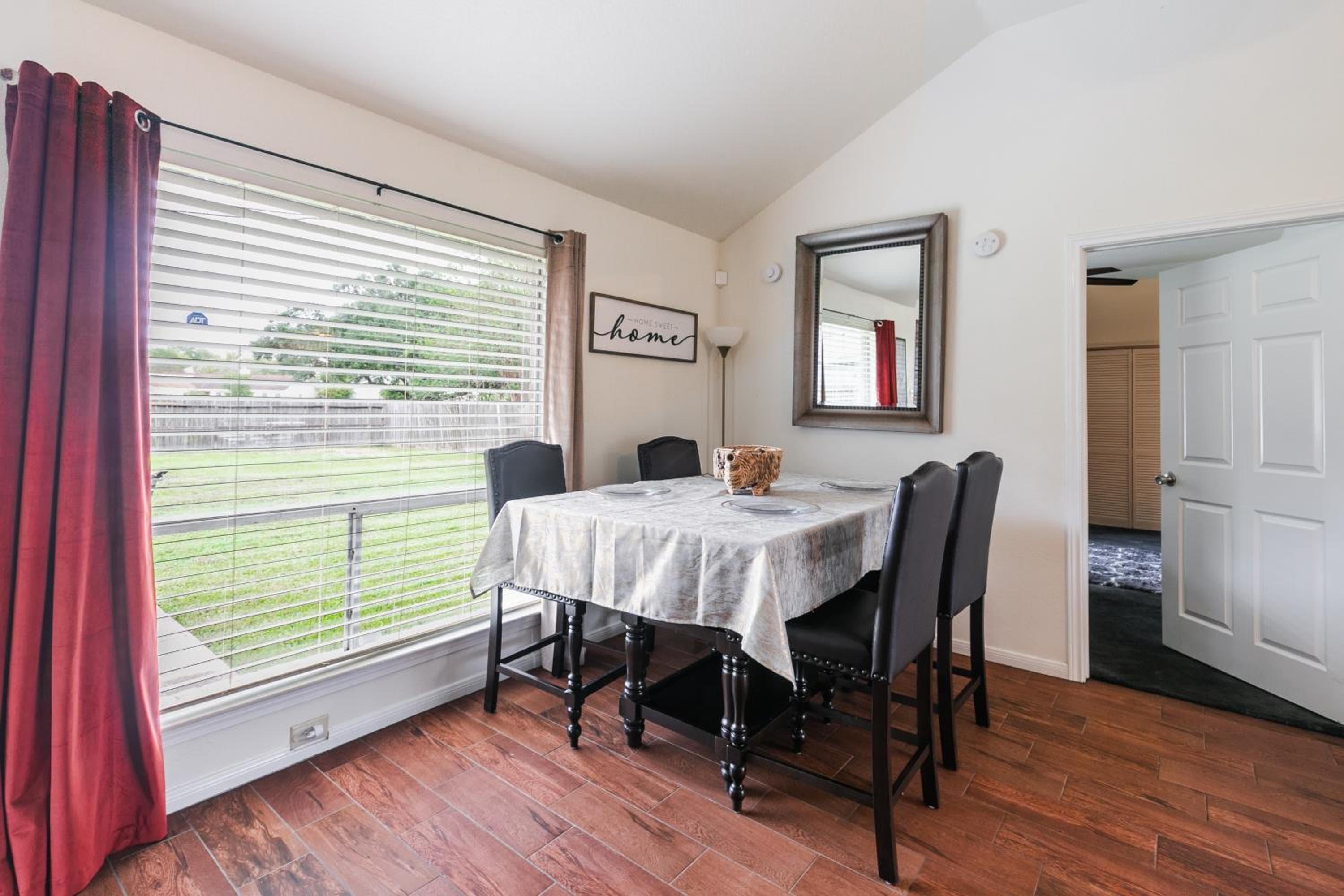 Cozy 3BR Home Escape, Modern & Serene