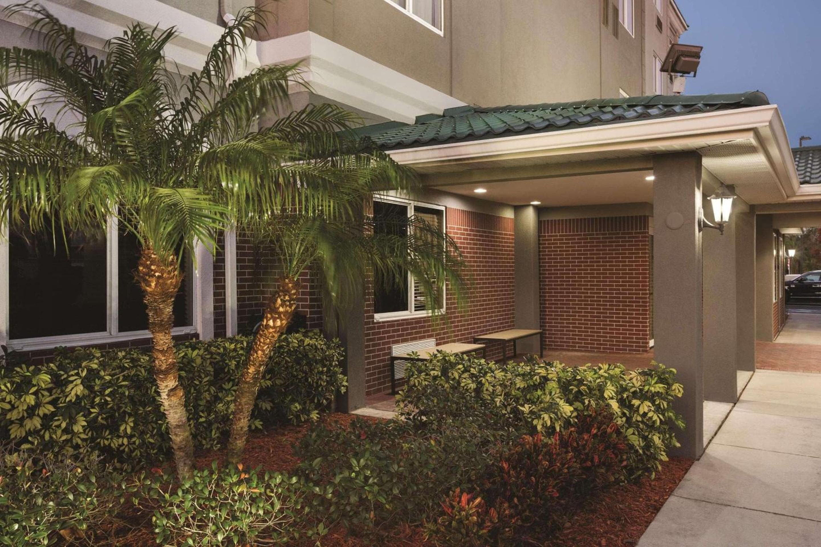 Country Inn & Suites by Radisson, St Petersburg - Clearwater, FL