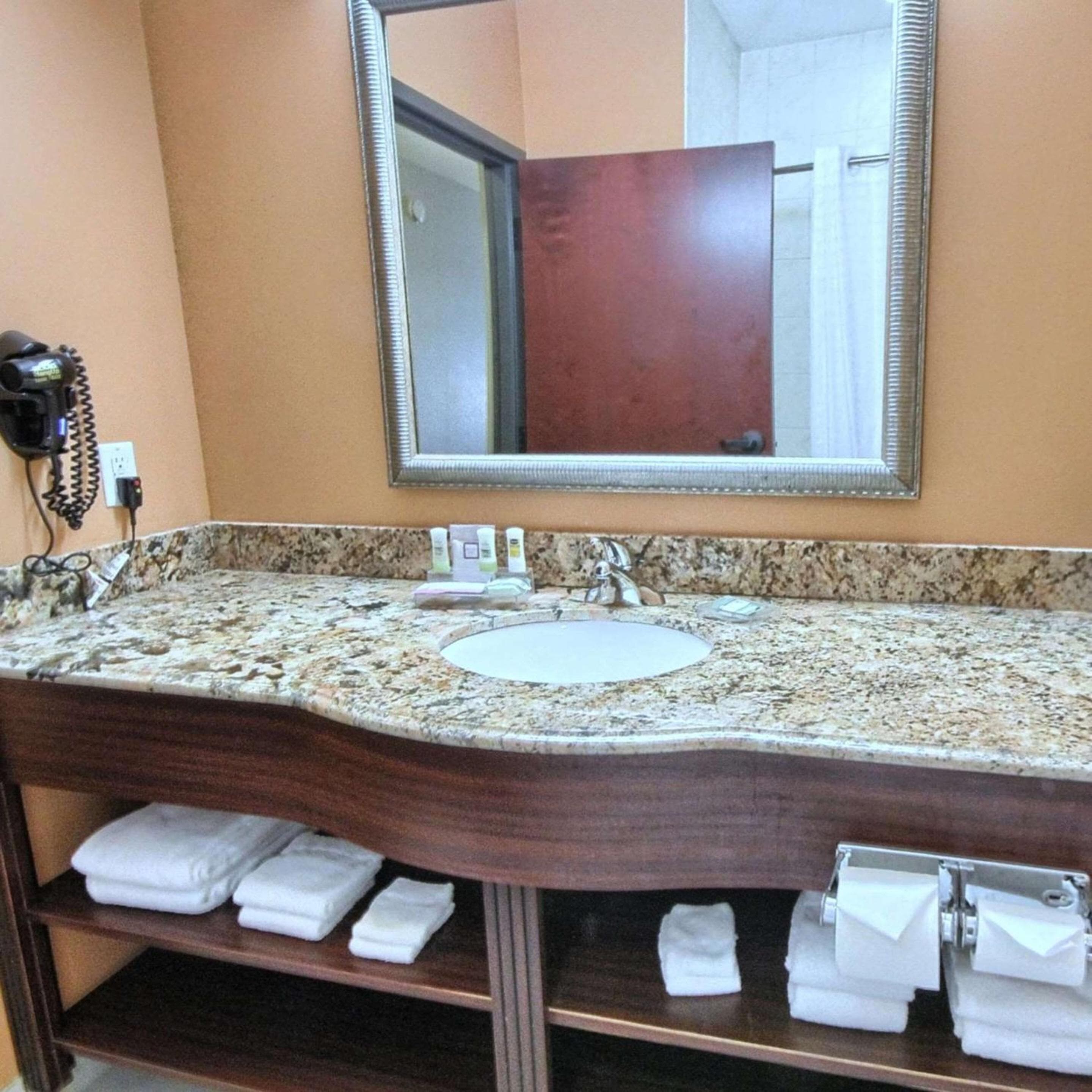 Country Inn & Suites by Radisson, Dearborn, MI