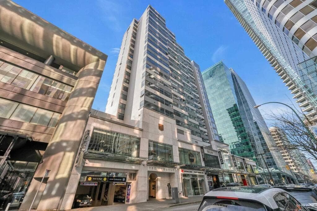 Modern Condo in the Heart of DT Overlooking City