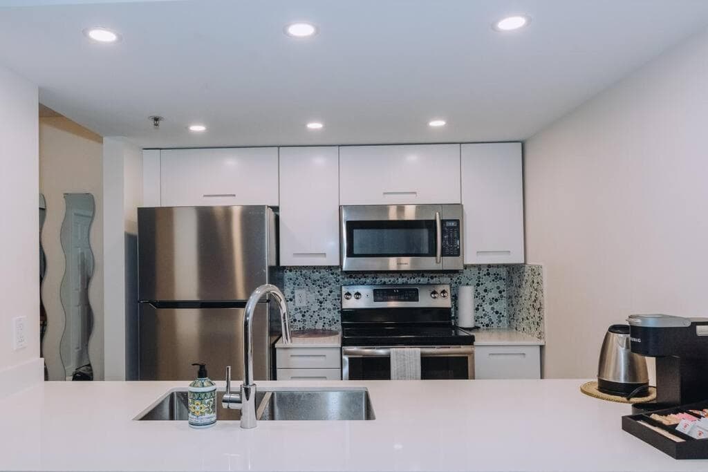 Modern Condo in the Heart of DT Overlooking City