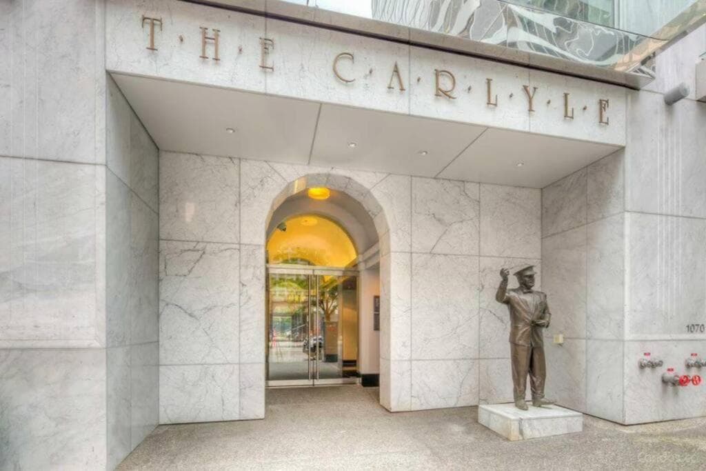 Modern Condo in the Heart of DT Overlooking City