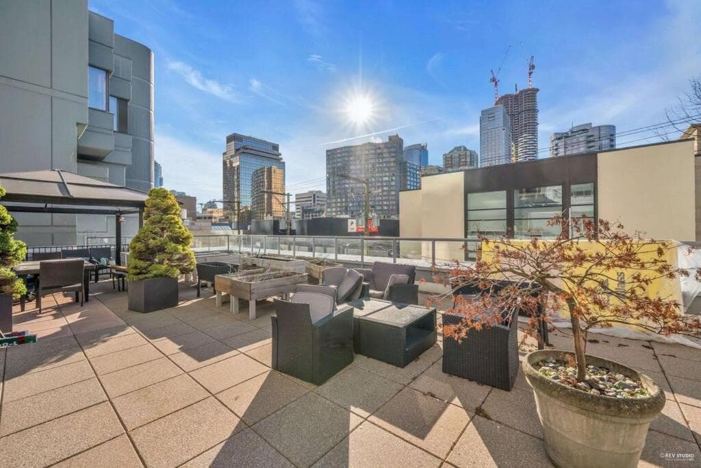 Modern Condo in the Heart of DT Overlooking City