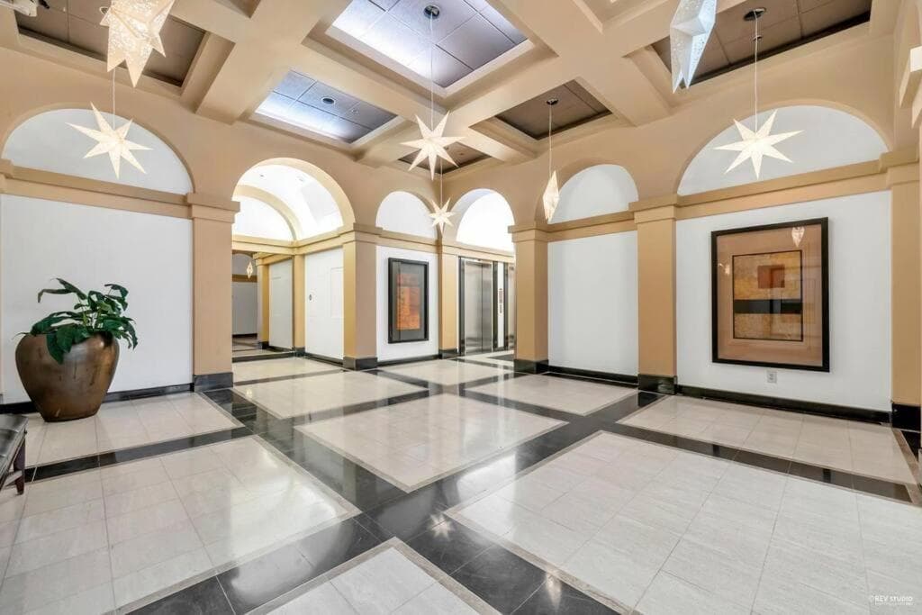 Modern Condo in the Heart of DT Overlooking City
