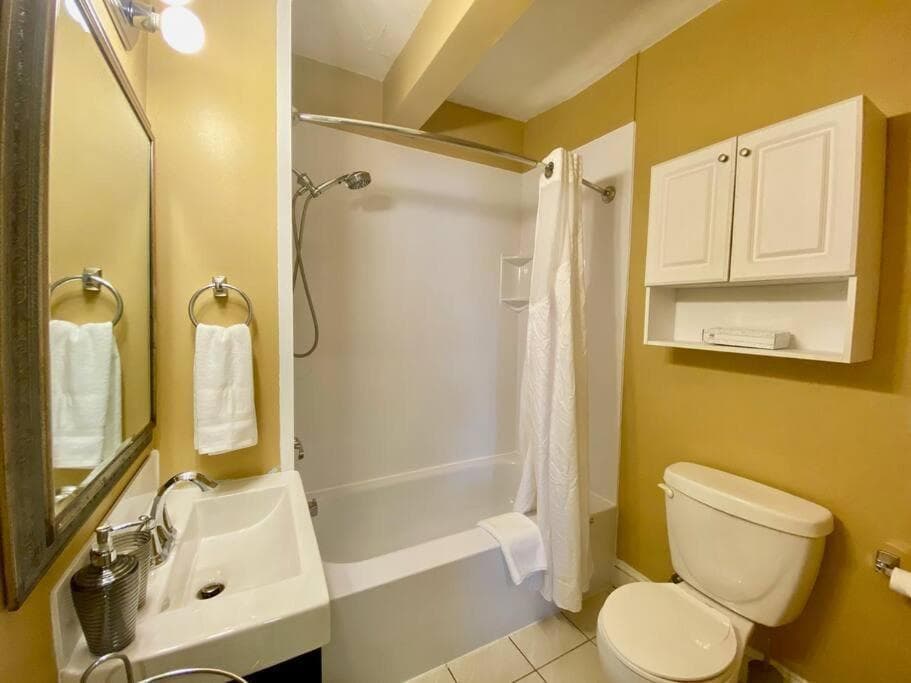 Large Townhouse, Lower Floor with AC, City Center