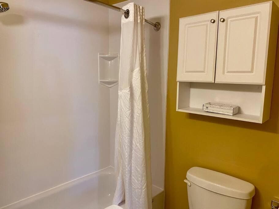 Large Townhouse, Lower Floor with AC, City Center