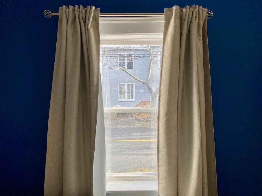 Large Townhouse, Lower Floor with AC, City Center
