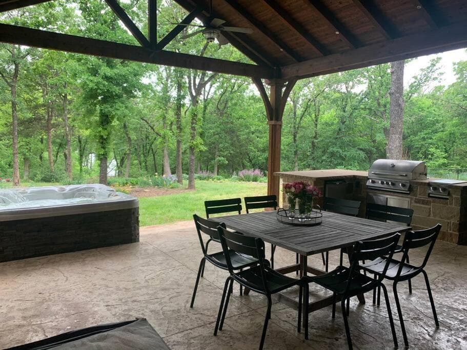Quiet 1 Acre Lake House Nestled in the Woods 4B/4B