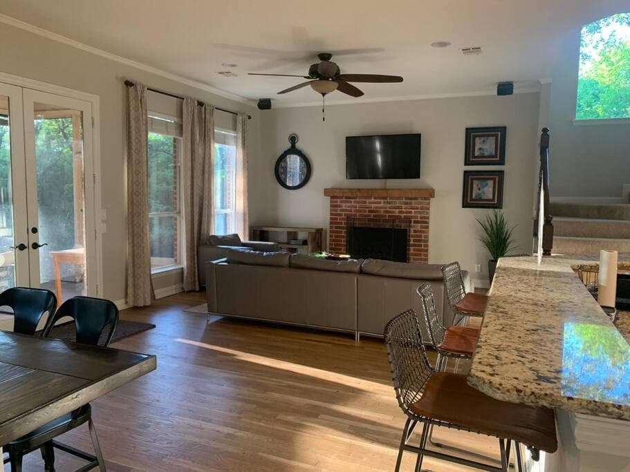 Quiet 1 Acre Lake House Nestled in the Woods 4B/4B