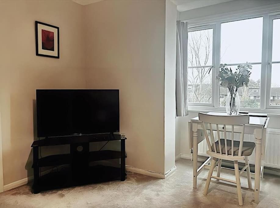 Apartment in Epsom With Free Parking