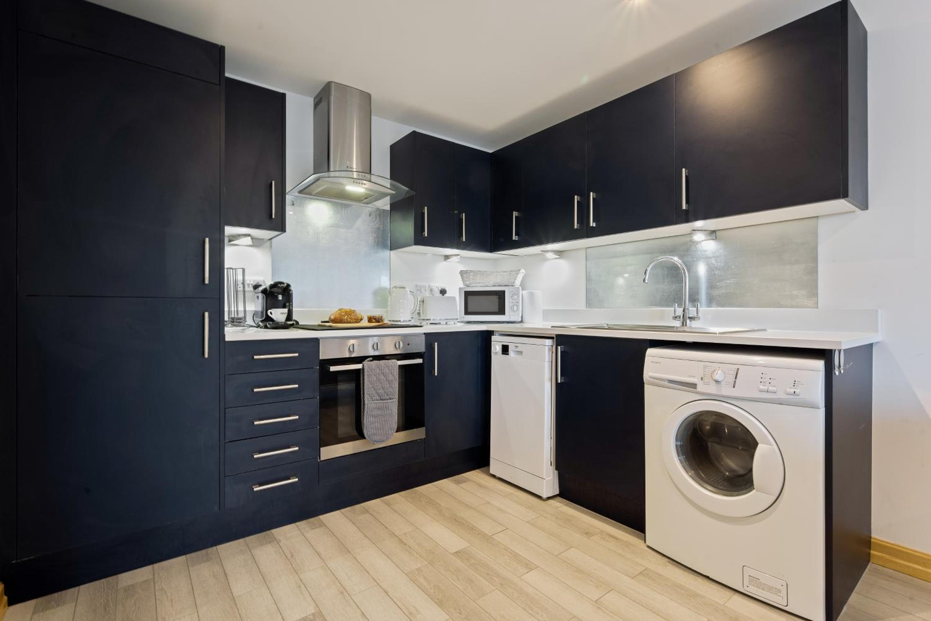 Large, newly renovated, three bedroom TOWN CENTRE split level apartment with free parking, sleeps seven - Walking distance to beach