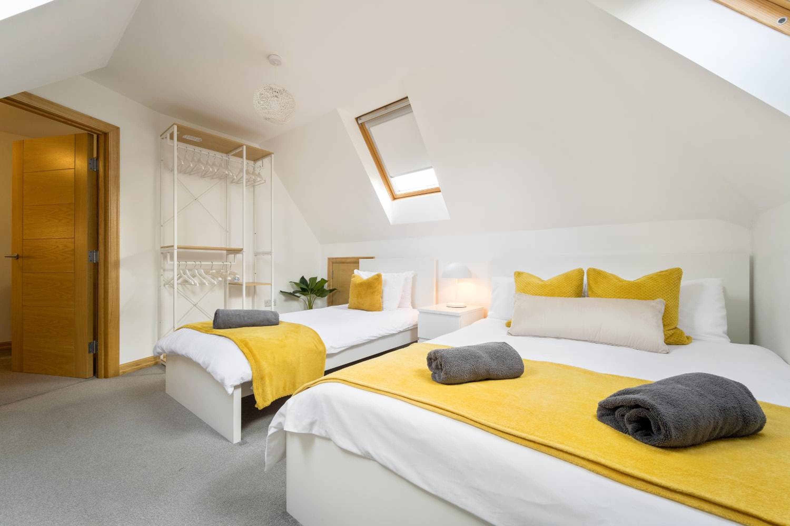 Large, newly renovated, three bedroom TOWN CENTRE split level apartment with free parking, sleeps seven - Walking distance to beach