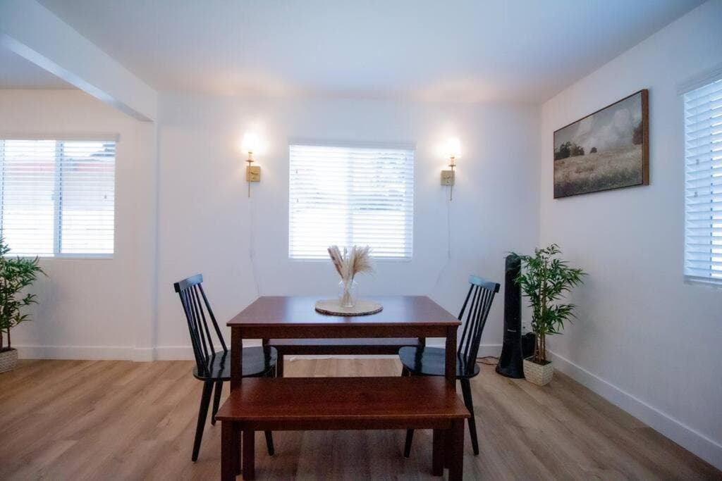 Comfortable & Modern 3BD/2BA Home -pet friendly!