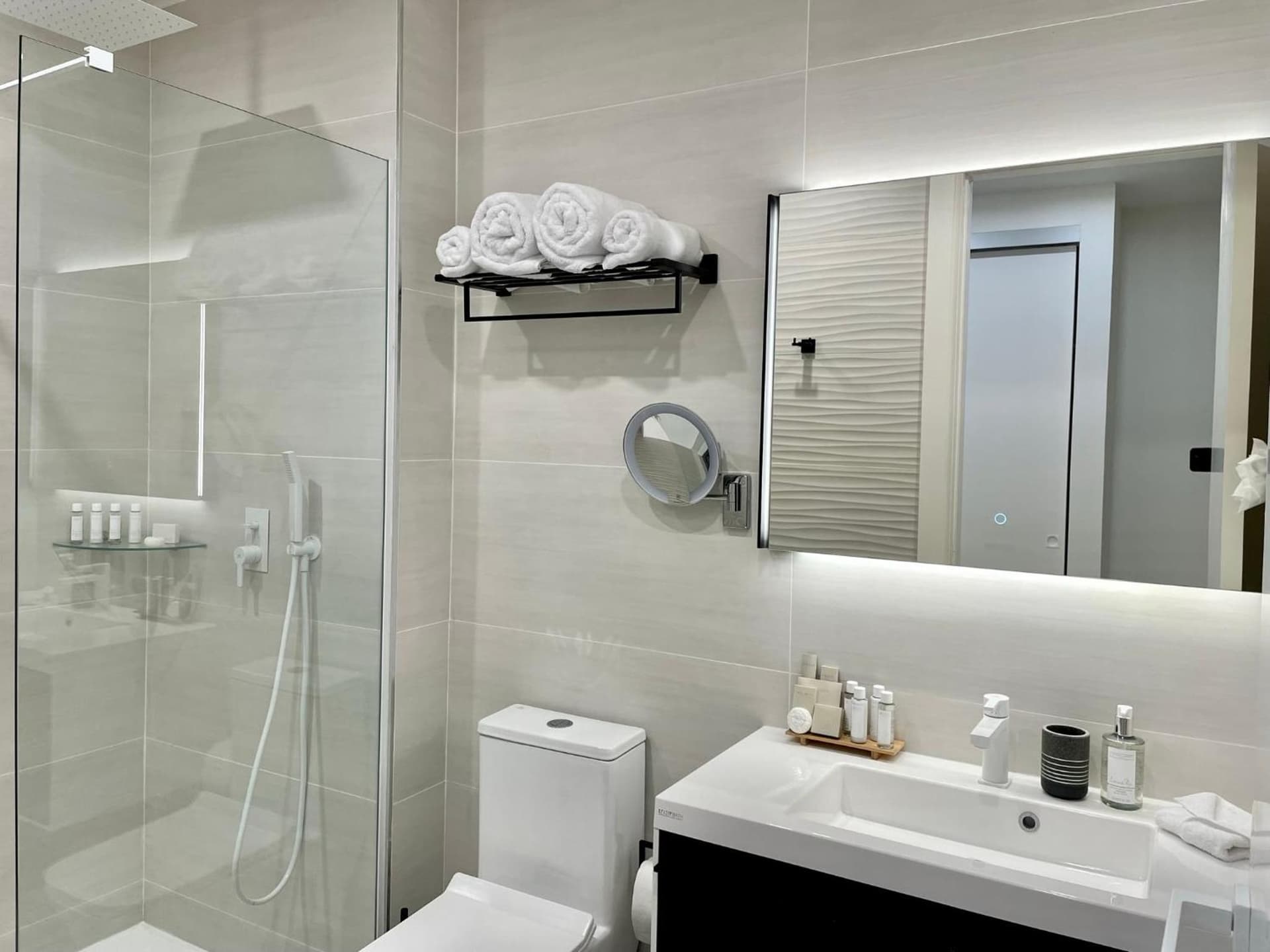Gorgeous 2 bedroom, 17th floor, with breathtaking view, Fourteen at Mullet Bay