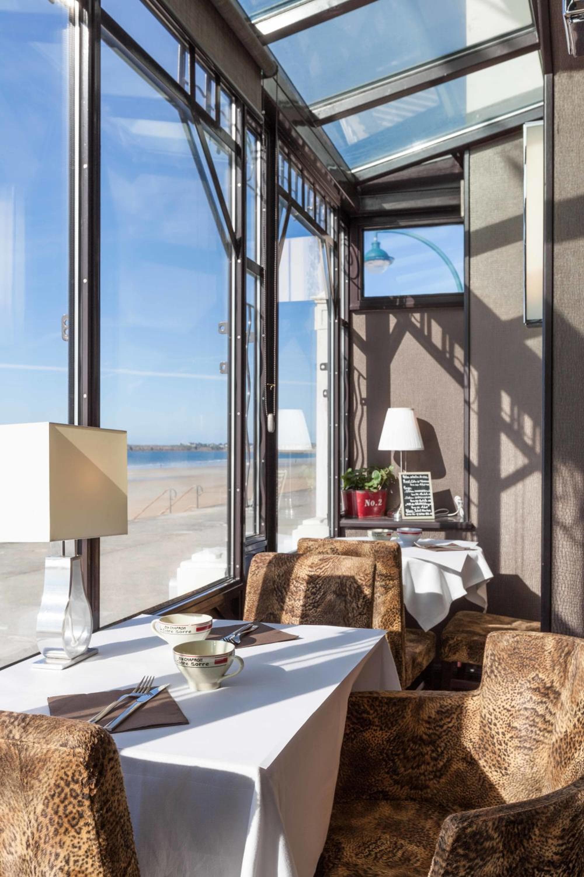 Les Ambassadeurs, Logis Hotel, sa crêperie et son rooftop - Saint Malo Plage