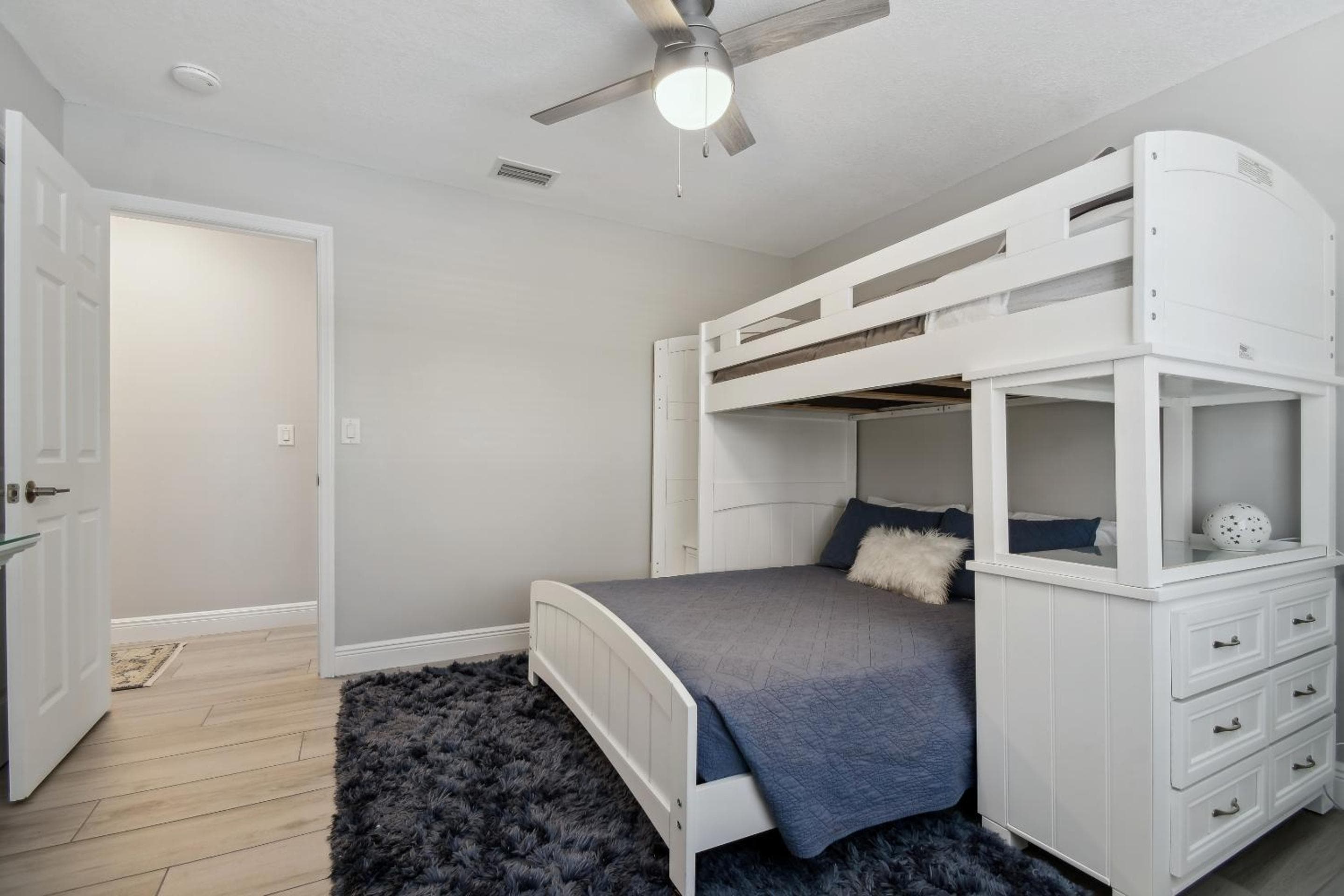 Lake House Westchase area. Heated Pool Waterfront!