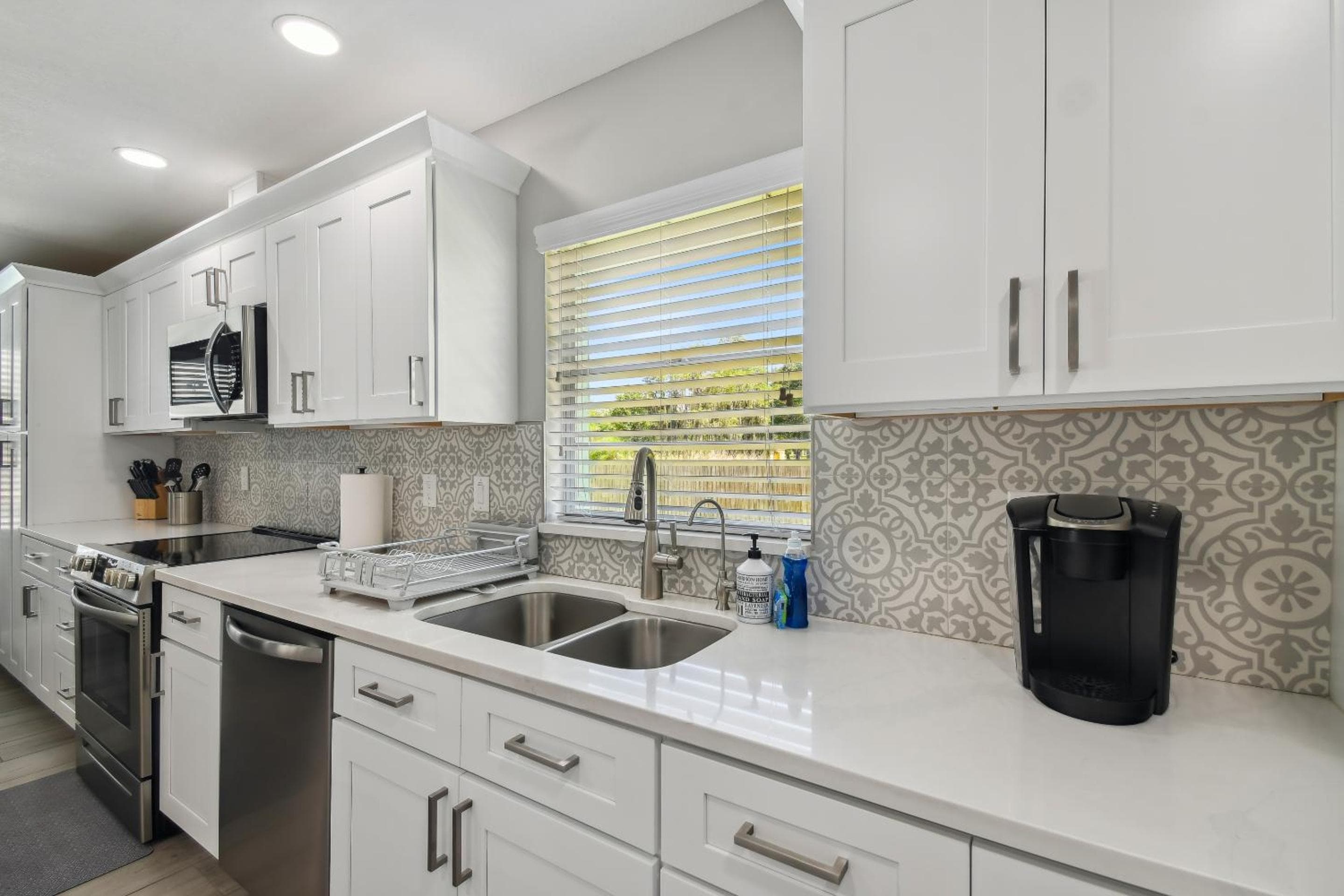 Lake House Westchase area. Heated Pool Waterfront!
