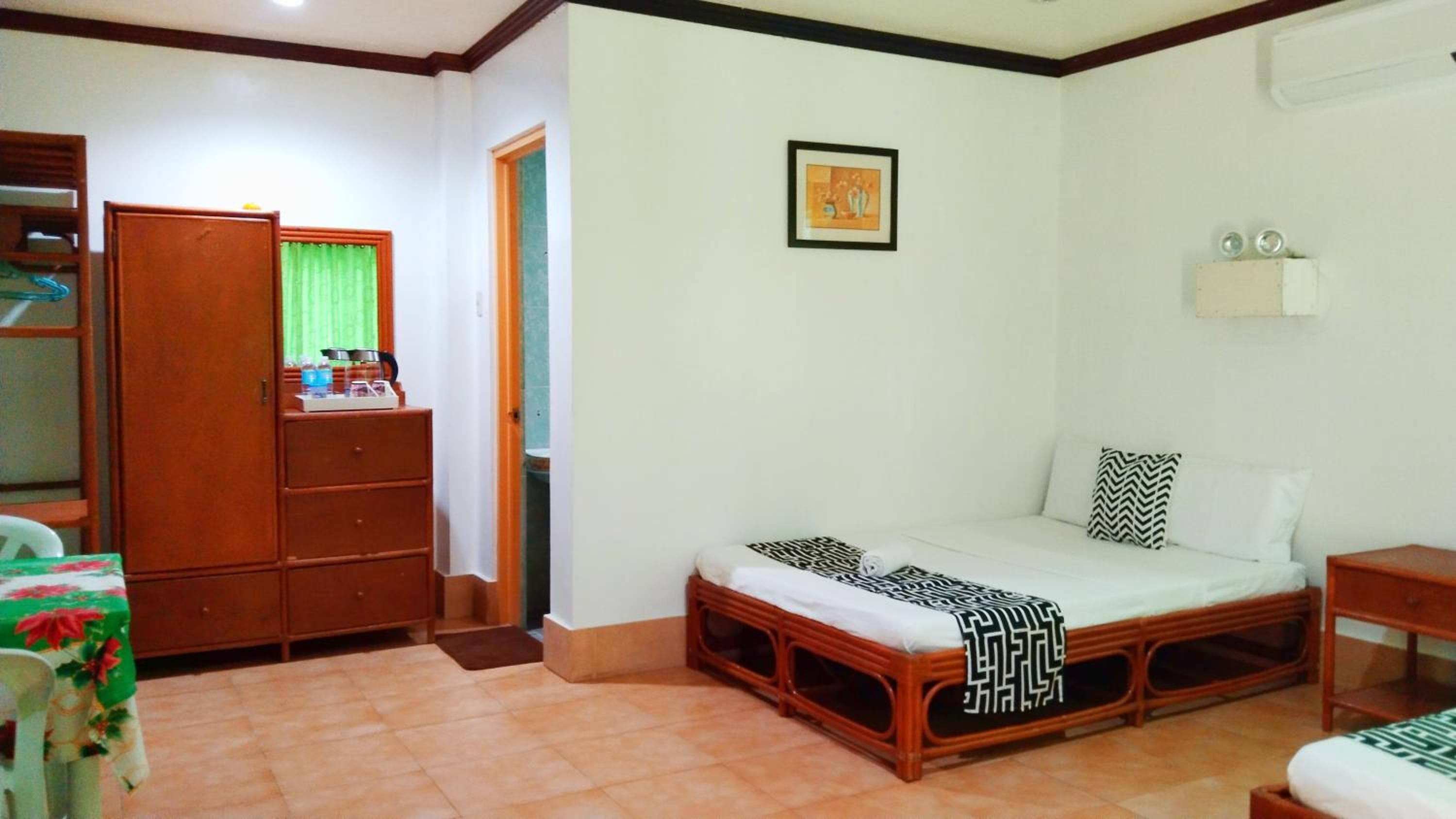 HMC GUESTHOUSE -Malapascua Island Air-conditioned Room #1