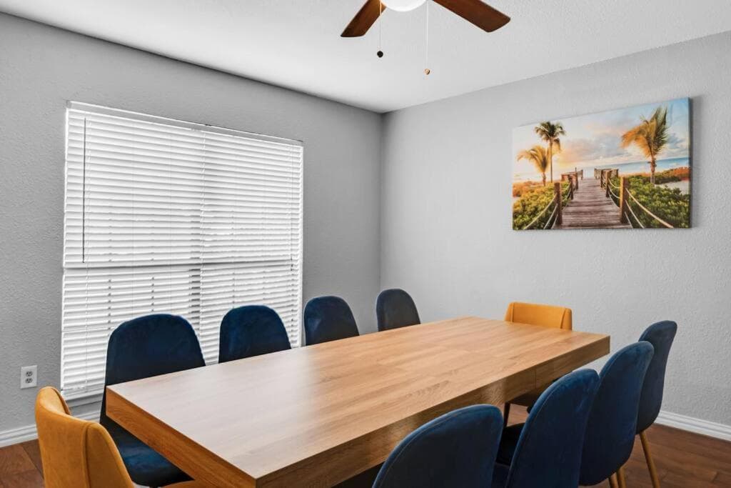 5BR 2.5BA *Newly upgraded Modern house sleeps 16