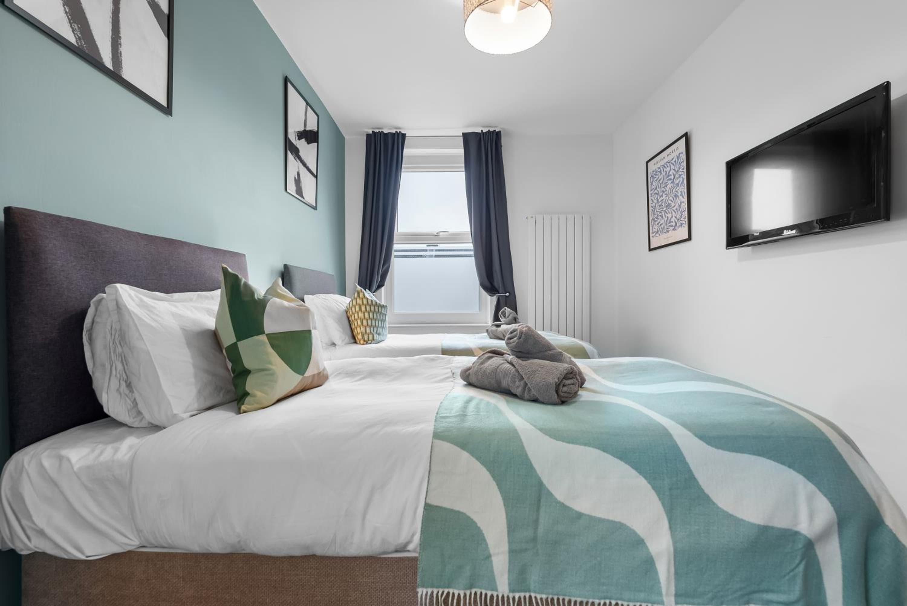 3-BR Spacious Stylish House, Central Portsmouth Sleeps 6, Parking - By Blue Puffin Stays