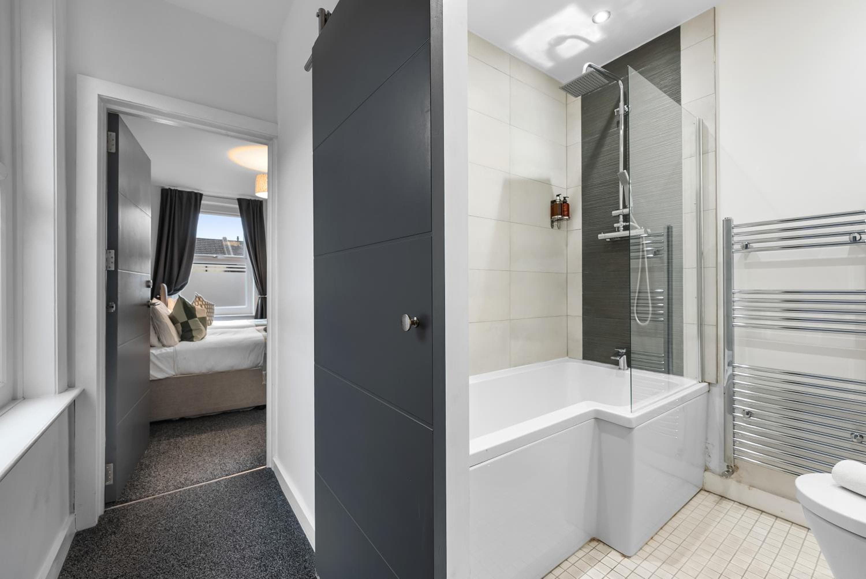 3-BR Spacious Stylish House, Central Portsmouth Sleeps 6, Parking - By Blue Puffin Stays