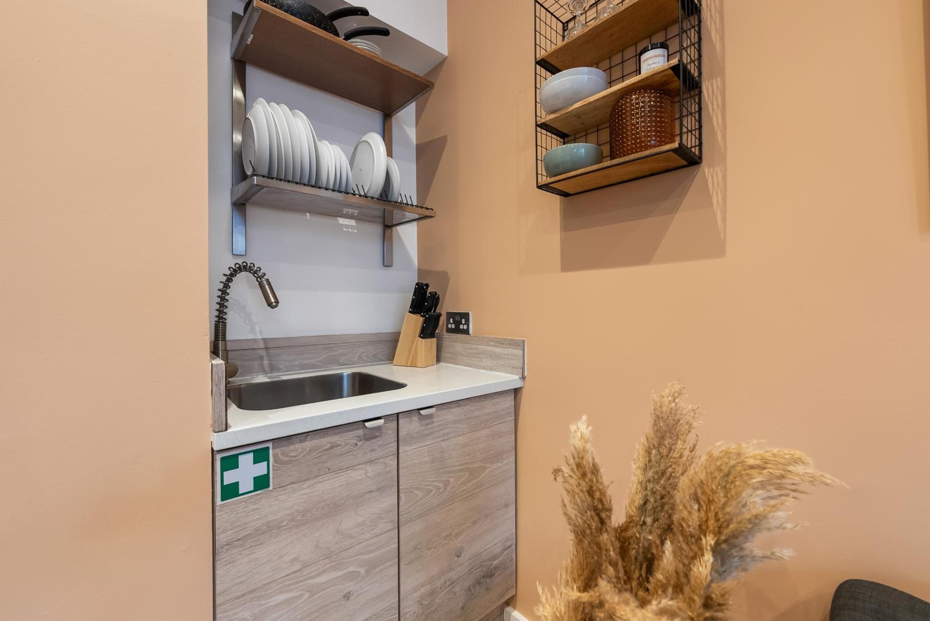 3-BR Spacious Stylish House, Central Portsmouth Sleeps 6, Parking - By Blue Puffin Stays