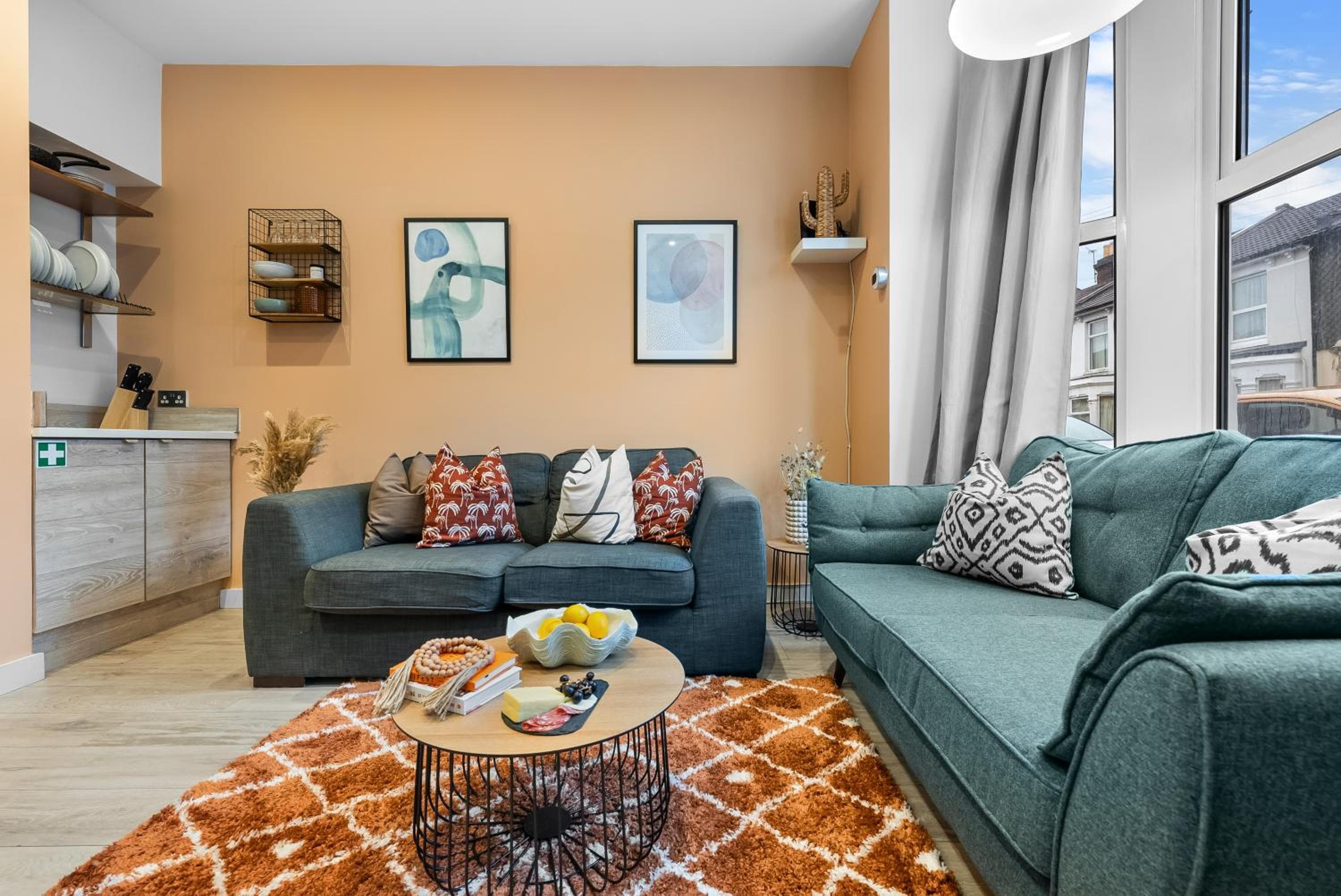 3-BR Spacious Stylish House, Central Portsmouth Sleeps 6, Parking - By Blue Puffin Stays