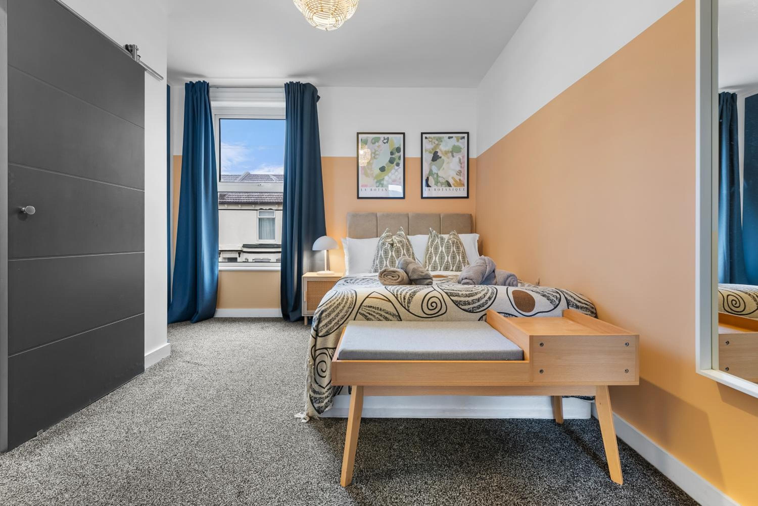 3-BR Spacious Stylish House, Central Portsmouth Sleeps 6, Parking - By Blue Puffin Stays