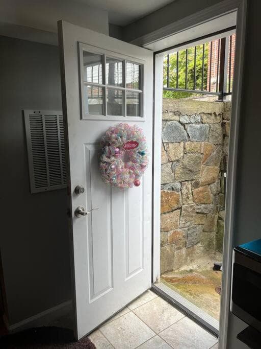 LOVELY 2 BEDROOMS APPARTEMENT, LAUNDRY/PARKING/TV